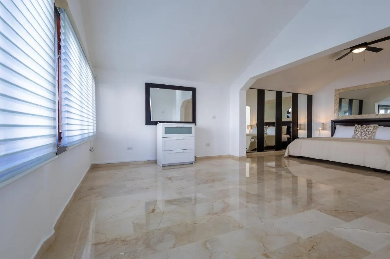 Huge 8-Bedroom Beach Villa With Private Pool - Los Corales Villas 푼타 카나