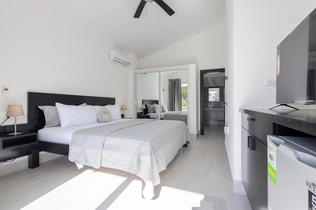 Huge 8-Bedroom Beach Villa With Private Pool - Los Corales Villas 푼타 카나