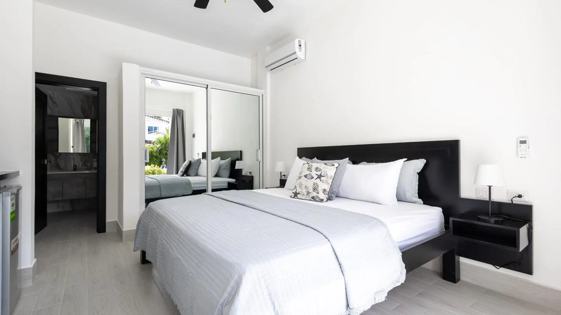 Huge 8-Bedroom Beach Villa With Private Pool - Los Corales Villas 푼타 카나